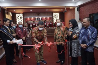 FH Unitomo Bersama MK Resmikan Smart Board Mini Court Room