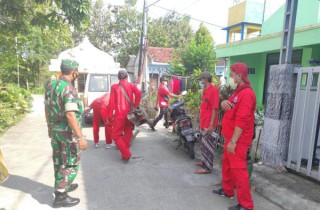 Cegah Mewabahnya DBD, Babinsa Dampingi Pengasapan di Pemukiman Desa Tumapel