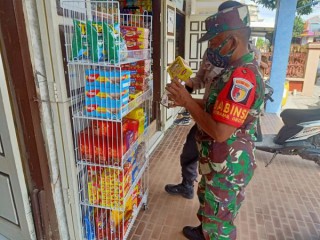 Babinsa Sangkapura Turut Mengawasi Pelaksanaan Sweeping Masa Berlaku Makanan Dan Minuman.