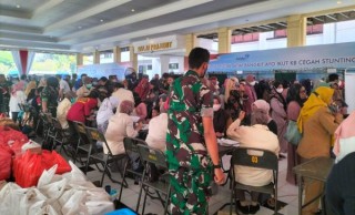 Babinsa Jajaran Kodim 0830/Surabaya Utara Dampingi Warga Binaan Ikuti Bakti Sosial Dalam Rangka HUT TNI Ke 77