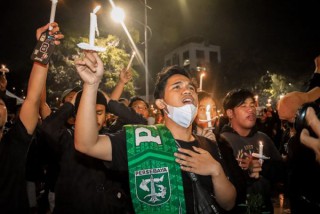 Ribuan Bonek dan Personil Polri Polrestabes Surabaya Gelar Doa Besama Untuk Korban Tragedi Kanjuruhan