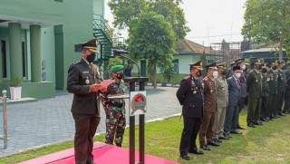 Berlangsung Khidmat, Kodim 0817/Gresik Selenggarakan Upacara HUT Ke-77 TNI
