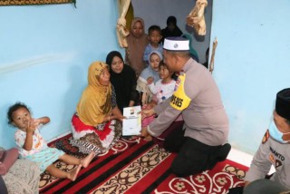 Polres Pasuruan Kota Berikan Santunan untuk Keluarga Korban Tragedi Kanjuruhan