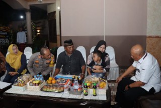 Komisioner Kompolnas Bersama Karo SDM Polda Jatim Kunjungi Keluarga Aipda Anumerta Andik Purwanto Korban Meninggal di Tragedi Kanjuruhan