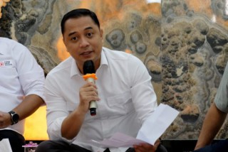 Pantau Kinerja Kelurahan Kecamatan, Walikota Eri Cahyadi Monitor Pelayanan Publik Lewat CCTV di Ruang Kerjanya