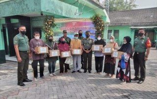 HUT Ke-77 TNI, Koramil Jajaran Kodim Surabaya Utara Bagikan Paket Sembako