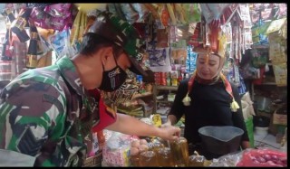 Babinsa Kendangsari Rutin Pantau Harga Sembako
