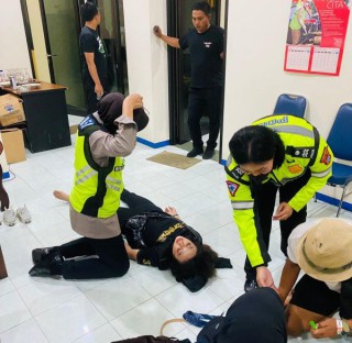 Detik-Detik Influencer Diselamatkan Polwan di Stadion Kanjuruhan