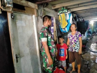 Babinsa Pegirian Berikan Bingkisan Kepada Anak Yatim Dhuafa