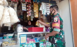 Babinsa Koramil Krembangan Rutin Pantau Harga Sembako