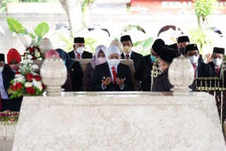 Ziarah ke Makam Bung Karno di Blitar Jelang HUT ke - 77 Provinsi Jatim, Gubernur Khofifah Sebut Jadi Energi Positif Kebangkitan Jatim