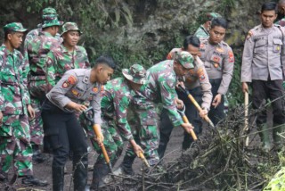 Polres Lumajang bersama TNI dan BPBD Tangani Bencana Tanah Longsor di Ranupani