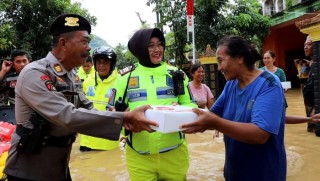 Tanggap Bencana, Polres Trenggalek Dirikan Dapur Umum untuk Warga Terdampak Banjir