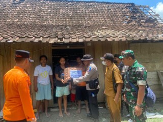 Gotong royong, Polres Bojonegoro Evakuasi dan Beri Bantuan Korban Bencana Angin Kencang