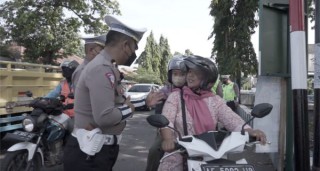 Ajak Pengendara Tertib Berlalu Lintas, Polres Ponorogo Berikan Edukasi dan Hadiah Bagi Pengendara yang Tertib