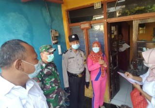 Bersama Tiga Pilar, Babinsa Pegirian Lakukan Survei Pemutakhiran Data Keluarga Beresiko Stunting