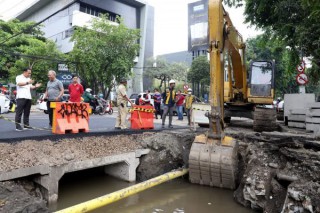 Ada Pengerjaan Saluran Air di 55 Titik, Wali Kota Eri Cahyadi : Mohon Maaf beberapa Jalan Ditutup