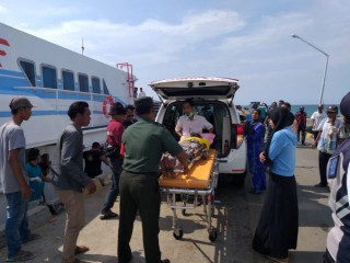Serda Muslihin Bantu Evakuasi Warga Yang Sakit Dari RSUD Umar Mas'ud Ke RSUD Ibnu Sina Gresik.