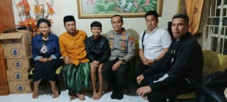 Hari Pertama Bertugas, Kapolres Malang Kunjungi Korban Tragedi Kanjuruhan Beri Santunan dan Bantuan Pengobatan