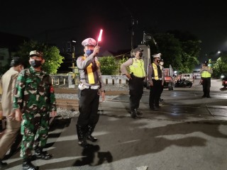 Bersama Tiga Pilar Babinsa Koramil Bubutan Lakukan Patroli Kamtibmas di Wilayah