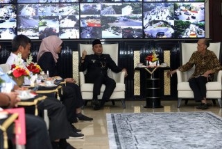 Bahas Raperda bersama Tim Cagar Budaya, Wali Kota Eri ingin Bangunan Kuno di Surabaya Dikategorikan secara Tematik