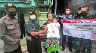 Peduli Warga Beresiko Stunting, Kodim 0830/Surabaya Utara Bersama Mitra Beri Bantuan Makanan Multivitamin dan BLT