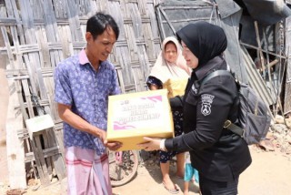 Tanggap Bencana, Polres Sumenep Berikan Bansos Untuk Korban Angin Puting Beliung