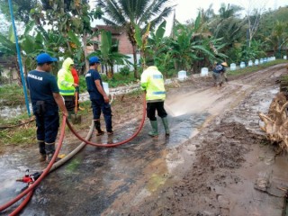 Sinergitas Polres Tulungagung Bersihkan Sisa – sisa Material Lumpur Akibat Bencana Banjir