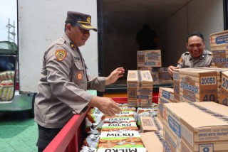 Tanggap Bencana, Polres Ngawi Kirim Bansos ke Tasikmadu Trenggalek