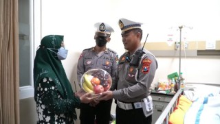 Ops Zebra Semeru 2022, Polisi di Gresik Beri Bantuan Untuk Korban Kecelakaan