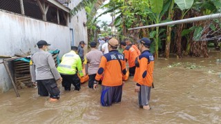 Respon Cepat Polisi di Banyuwangi Selamatkan Lansia Terjebak Banjir