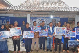 Selain Bantuan Listrik Gratis, Sartono Menyerahkan Puluhan Paket Bantuan Kemasyarakatan di Ponorogo
