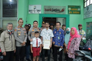 Polresta Malang Kota Berikan Beasiswa Kepada Anak Korban Insiden Stadion Kanjuruhan