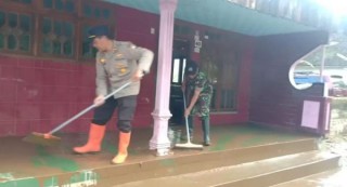 Gotong Royong, Polres Malang Bersama TNI dan Warga Bersihkan Lokasi Banjir Bandang di Sumbermanjingwetan