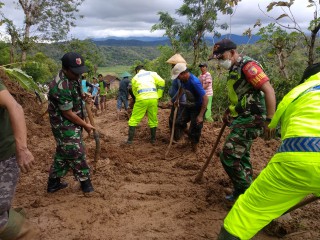 Tanggap Bencana, Polres Ponorogo Bersama TNI dan Warga Bersihkan Material Tanah Longsor
