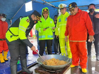 Tanggap Bencana Polres Blitar Kota Bersama Pemkot Dirikan Dapur Umum
