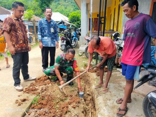 Babinsa Sangkapura Turut Berperan Mewujudkan Sejuta Biopori.