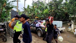 Peduli Warga Terdampak Bencana Polres Batu Distribusikan Bansos Ke Sumber Manjing Wetan