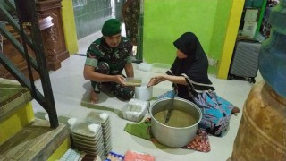 Berikan Motivasi Pada Penjual Bubur, Kopda Erwin Optimis Warga Binaanya Bisa Bangkit Dari Keterpurukan.