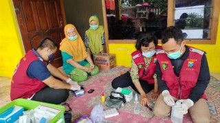 Polres Trenggalek Terjunkan Tim Medis Untuk Cek Kesehatan Korban Banjir