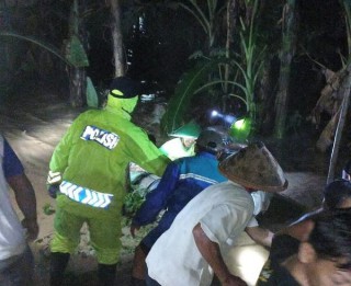 Personel Polres Ponorogo Berhasil Evakuasi 4 orang Warga yang Terjebak Banjir