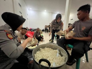 Polwan Polres Blitar Bantu Dapur Lapangan dan Beri Trauma Healing Korban Banjir
