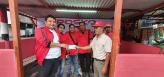 Wakil Sekretaris DPC PDIP Surabaya dan PAC PDIP Simokerto beri bantuan Posko PDI Perjuangan Gembong hingga Warga MBR