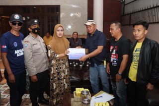 Turut Belasungkawa, Polres Malang Bersama Aremania Kunjungi Rumah Duka Aipda Anumerta Andik Purwanto