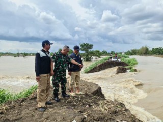 Tanggul Desa Cermen Jebol, TNI Bantu Evakuasi.