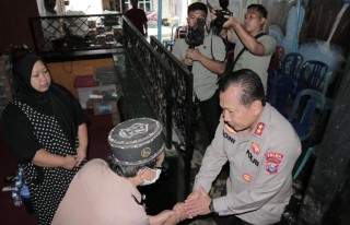 Kapolda Jatim Kunjungi Rumah Alm. Farzah Korban Tragedi Kanjuruhan, Keluarga Sampaikan Terimakasih