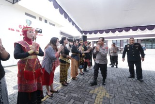 Sambut HUT Rs. Bhayangkara Polda Jatim, Petugas Pelayanan Gunakan Baju Adat