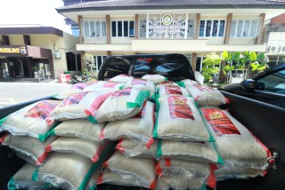 Jelang HUT Humas Polri ke 71, Bidhumas Polda Jatim Bagikan 100 Paket Sembako