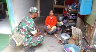 Babinsa Simomulyo Bantu Warga Kurang Mampu Melalui Program Babinsa Masuk Dapur