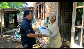 Berbagi di HUT ke 71 Humas Polri, Polres Nganjuk Kunjungi Tukang Becak dan Sopir Angkot
